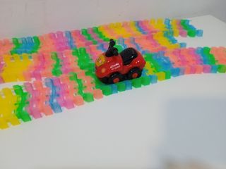 Pista de coches. Juguete niños.