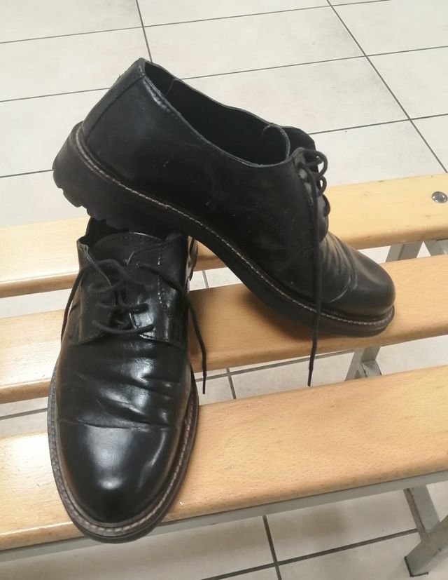 Bota negra como en la foto.