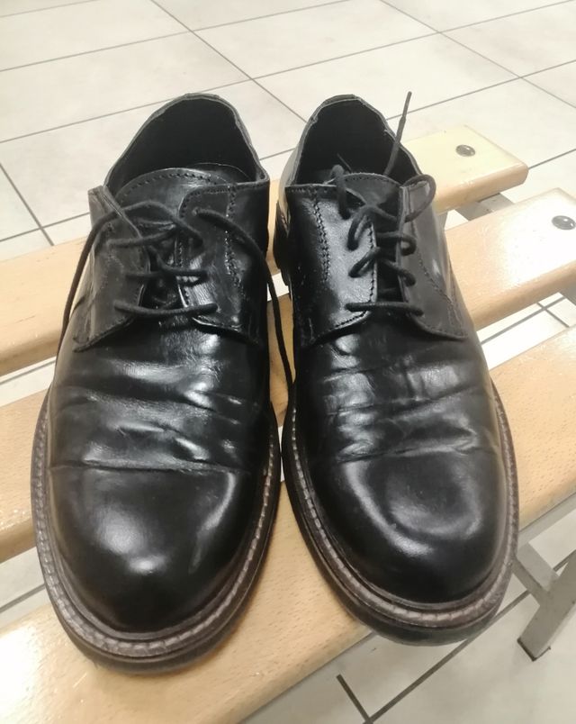 Bota negra como en la foto.