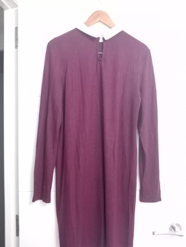 Vestido granate con cuello blanco