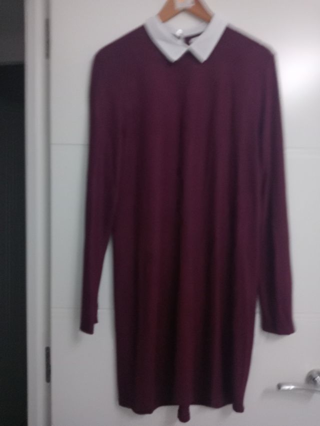 Vestido granate con cuello blanco