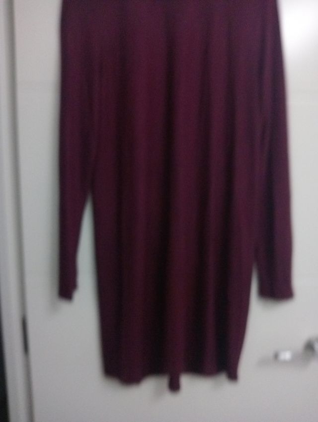 Vestido granate con cuello blanco