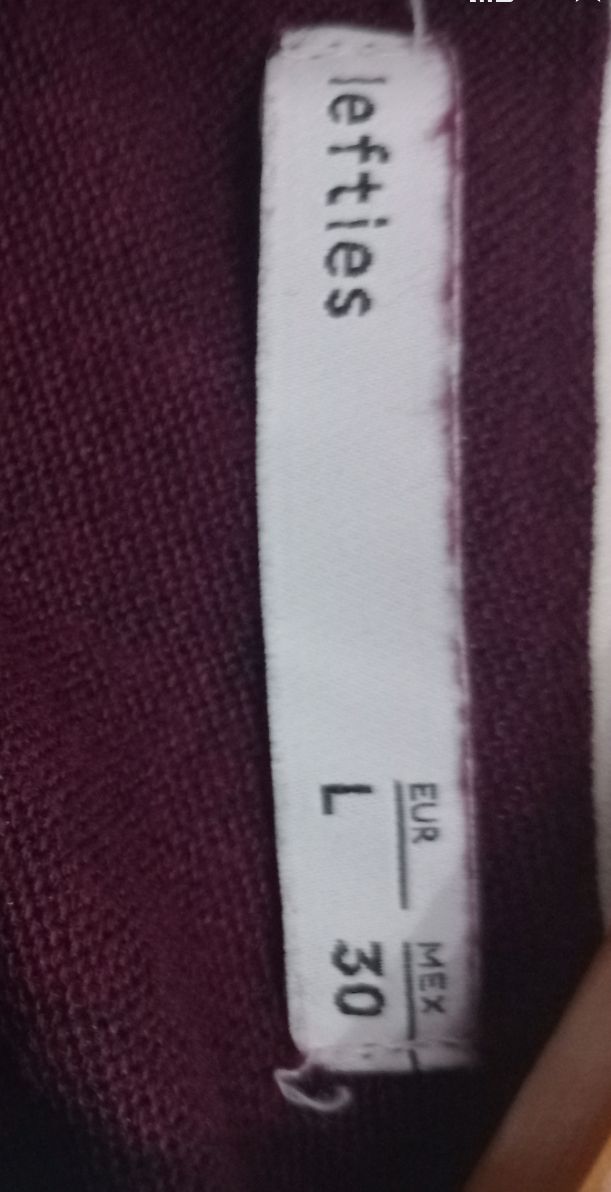 Vestido granate con cuello blanco