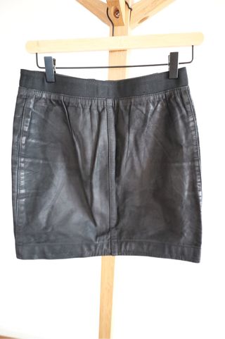 Falda corta de piel negra