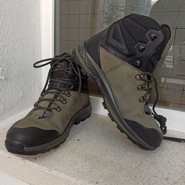 Botas de montaña talla 41.