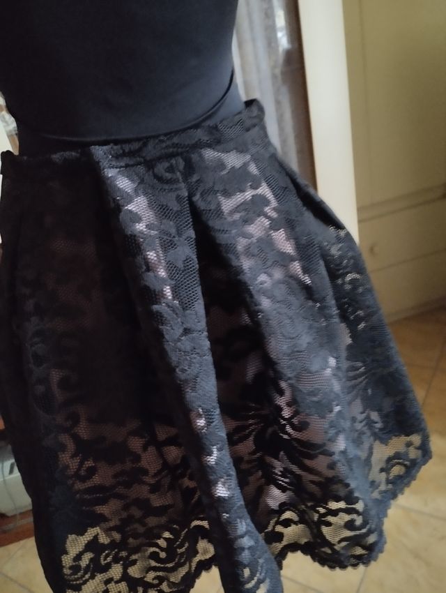 Gonna nera di pizzo...