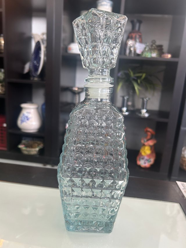 Licorera antigua de cristal tallado