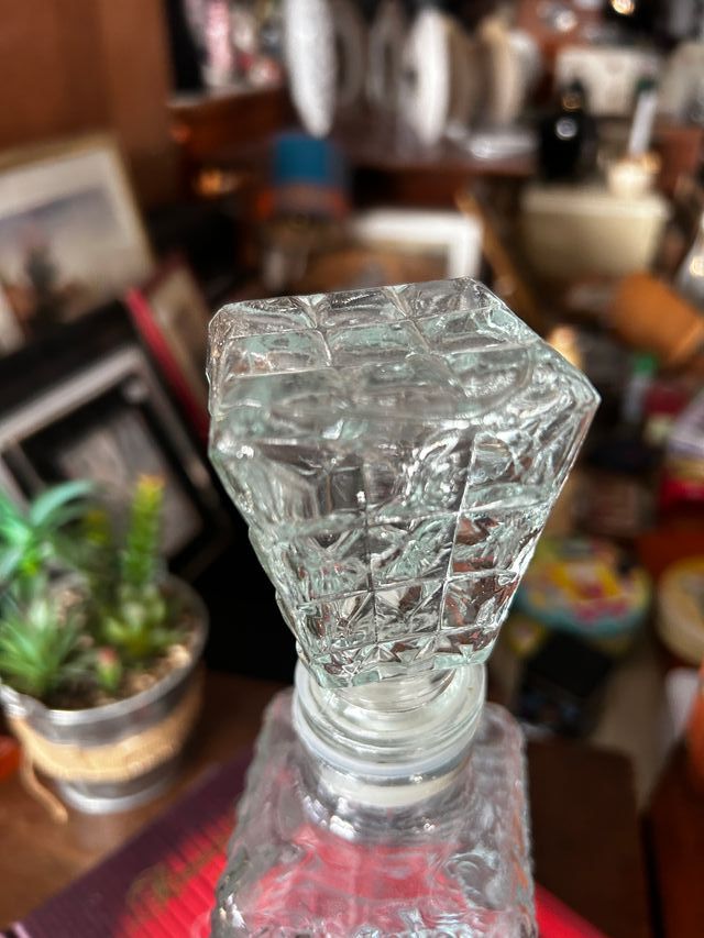Licorera antigua de cristal tallado