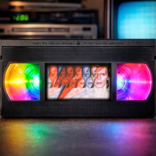 LAMPARA DAVID BOWIE VHS LED MULTICOLOR