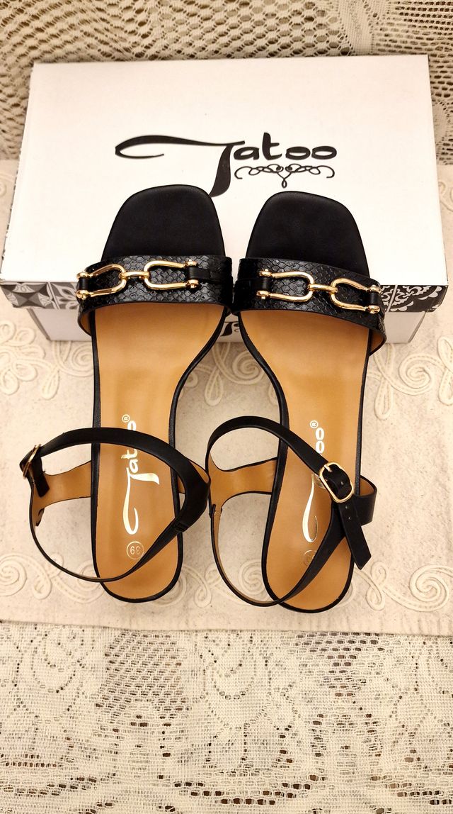 Sandali neri con tacco basso