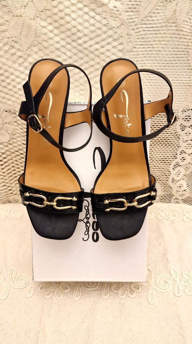 Sandali neri con tacco basso