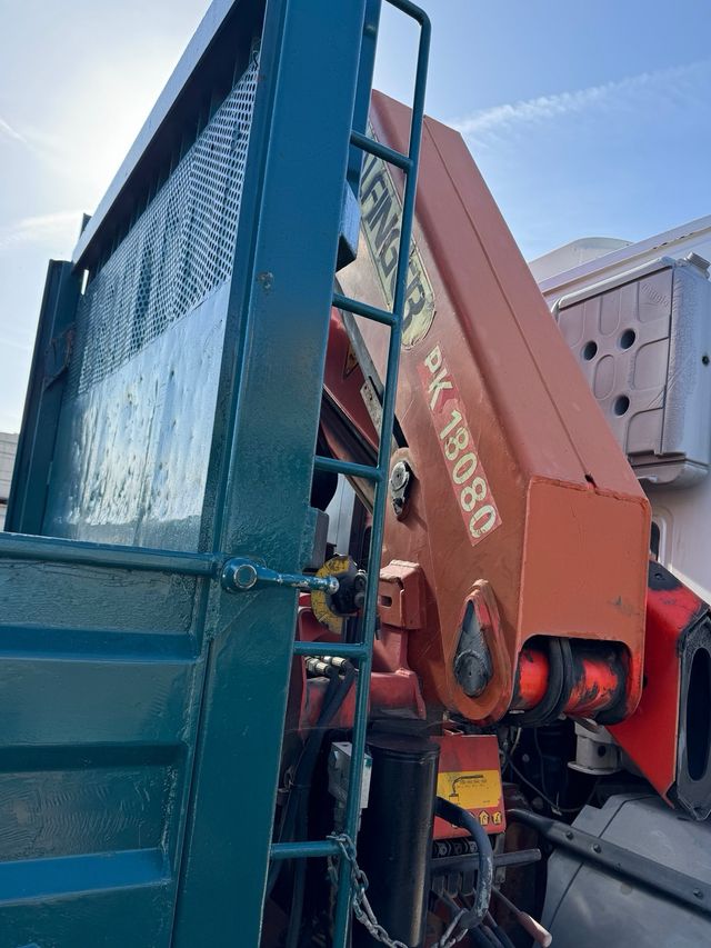 Camion tres ejes iveco con grua