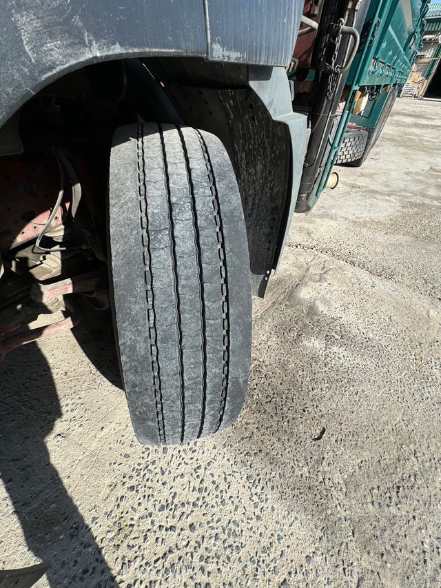 Camion tres ejes iveco con grua