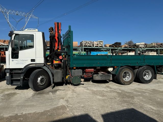 Camion tres ejes iveco con grua