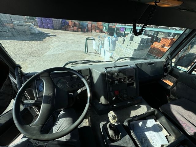 Camion tres ejes iveco con grua