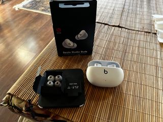 Beats Studio Buds blancos