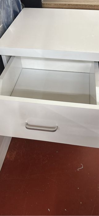 Mesita de noche Nueva