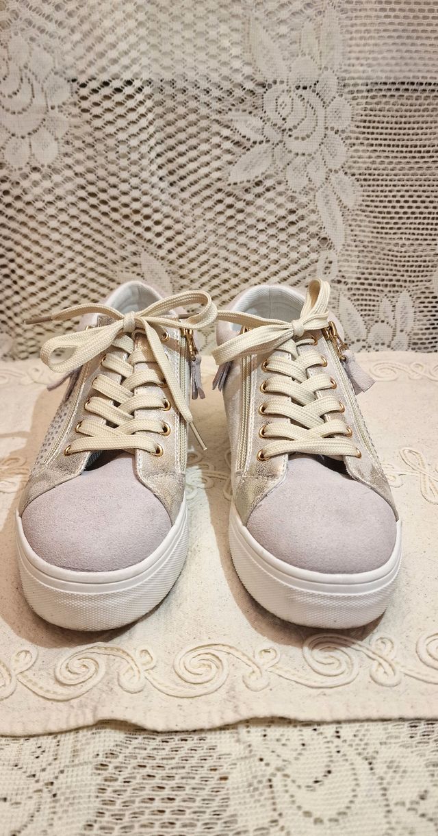 Scarpe sneakers beige con brillantini strass