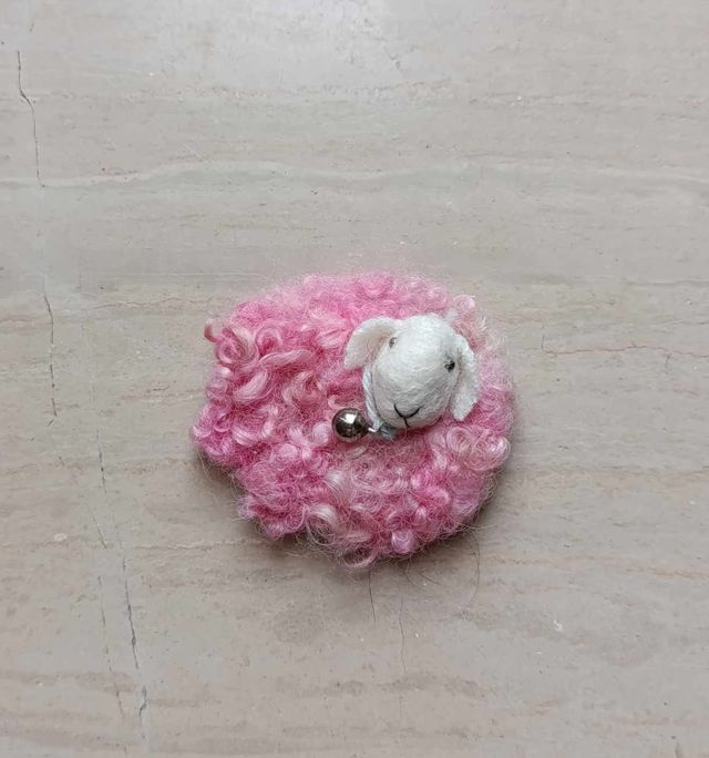 pecorella in lana cardata fatta calamita o spilla