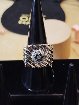 Anillo de Oro blanco 18k y diamantes.