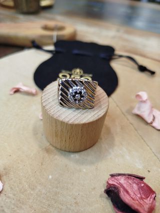Anillo de Oro blanco 18k y diamantes.