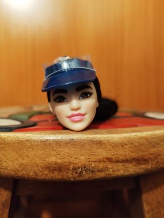 Cabeza muñeca Barbie asiática tenista.