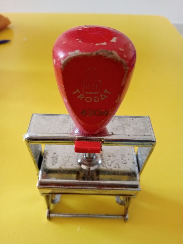 Sello antiguo metálico y madera