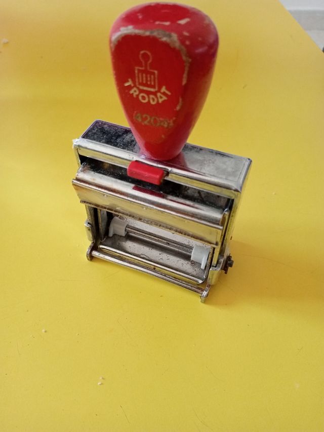 Sello antiguo metálico y madera