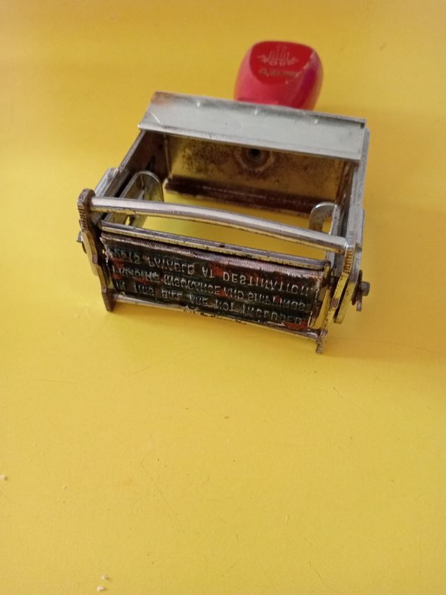 Sello antiguo metálico y madera