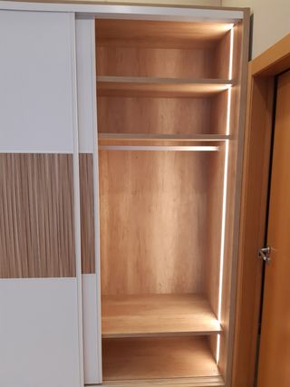 Armario de puertas correderas.
