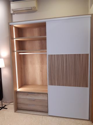 Armario de puertas correderas.