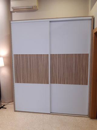 Armario de puertas correderas.