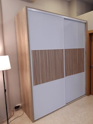 Armario de puertas correderas.