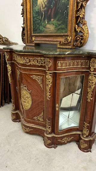 Entredós o aparador rico en bronces con vitrinas