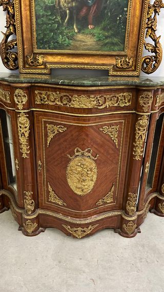 Entredós o aparador rico en bronces con vitrinas