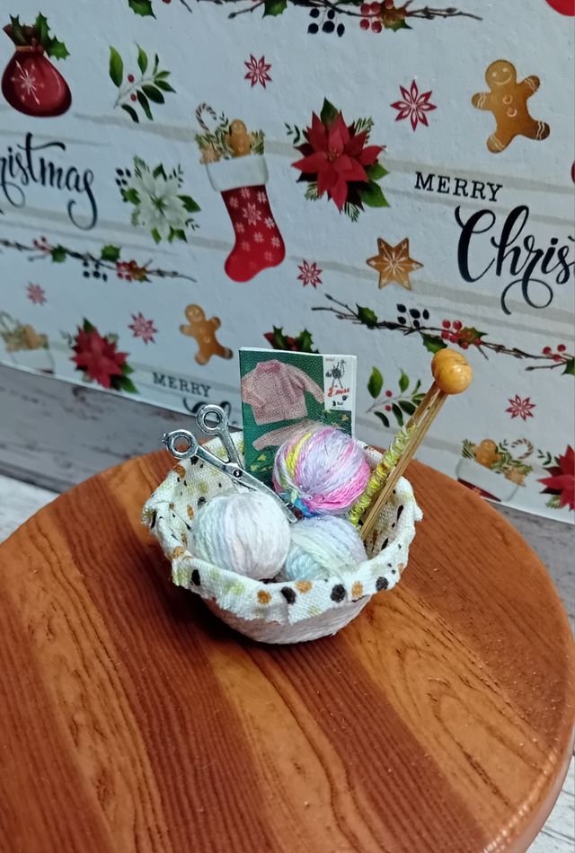 Casa delle bambole cesto maglia