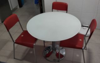 Mesa de cristal con sillas