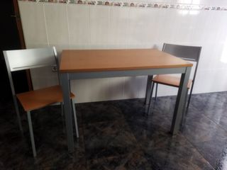Mesa de cocina y dos sillas, de madera