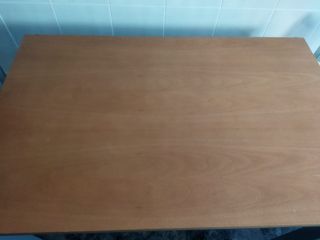 Mesa de cocina y dos sillas, de madera