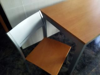 Mesa de cocina y dos sillas, de madera