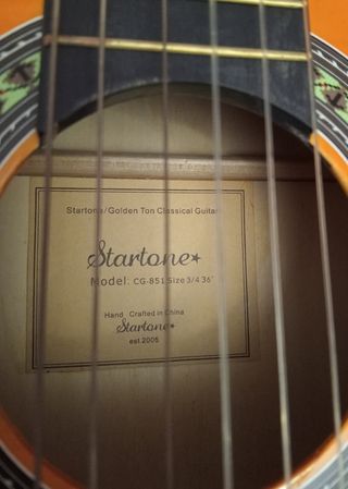 Guitarra española con funda nueva