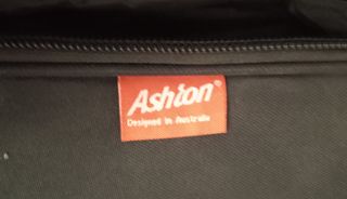 Guitarra española con funda nueva