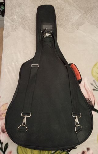 Guitarra española con funda nueva