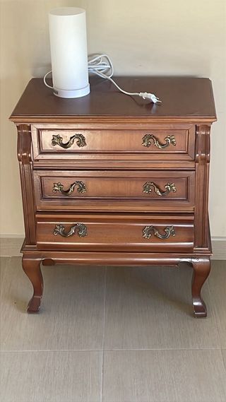 Mesita de noche de madera