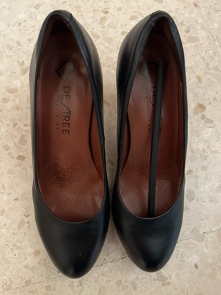 Tacones negros de piel