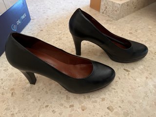 Tacones negros de piel