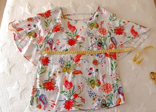 Blusa de flores con alas de murciélago