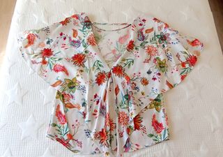 Blusa de flores con alas de murciélago