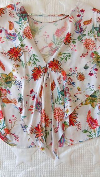 Blusa de flores con alas de murciélago