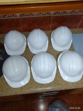 Seis cascos de trabajo